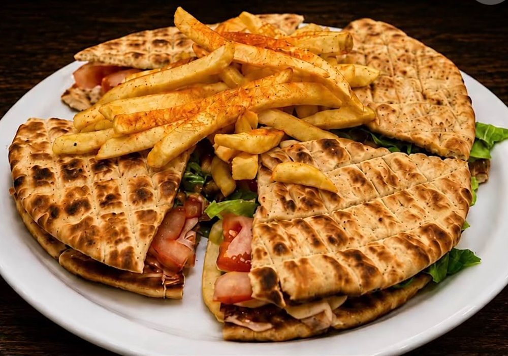 Skepasti Doppeldecker – zwei gegrillte Pitas mit Gyros und Pommes – Zeus Take Away Berlin-Karow